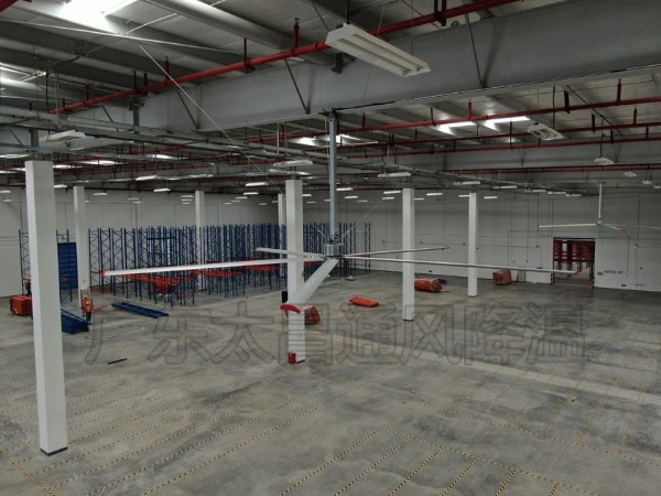 為什么廠房要安裝工業(yè)大風(fēng)扇通風(fēng)降溫呢？